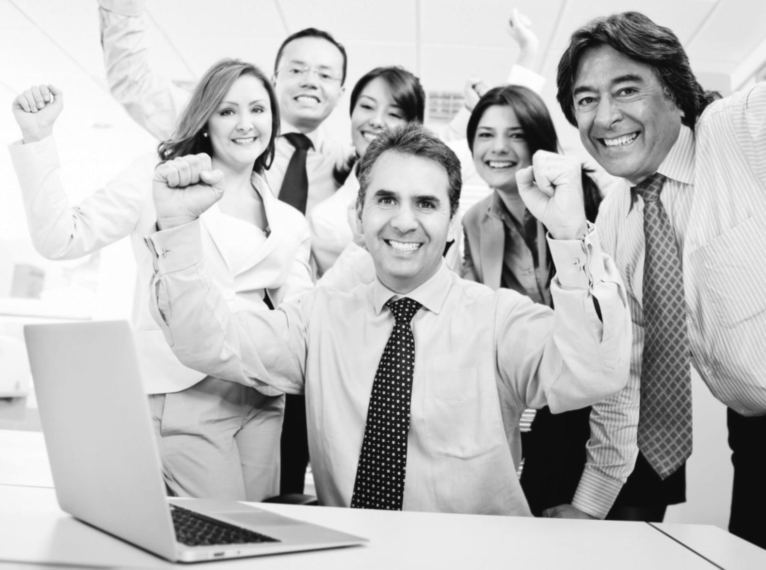 Equipo trabajando en contenido educativo