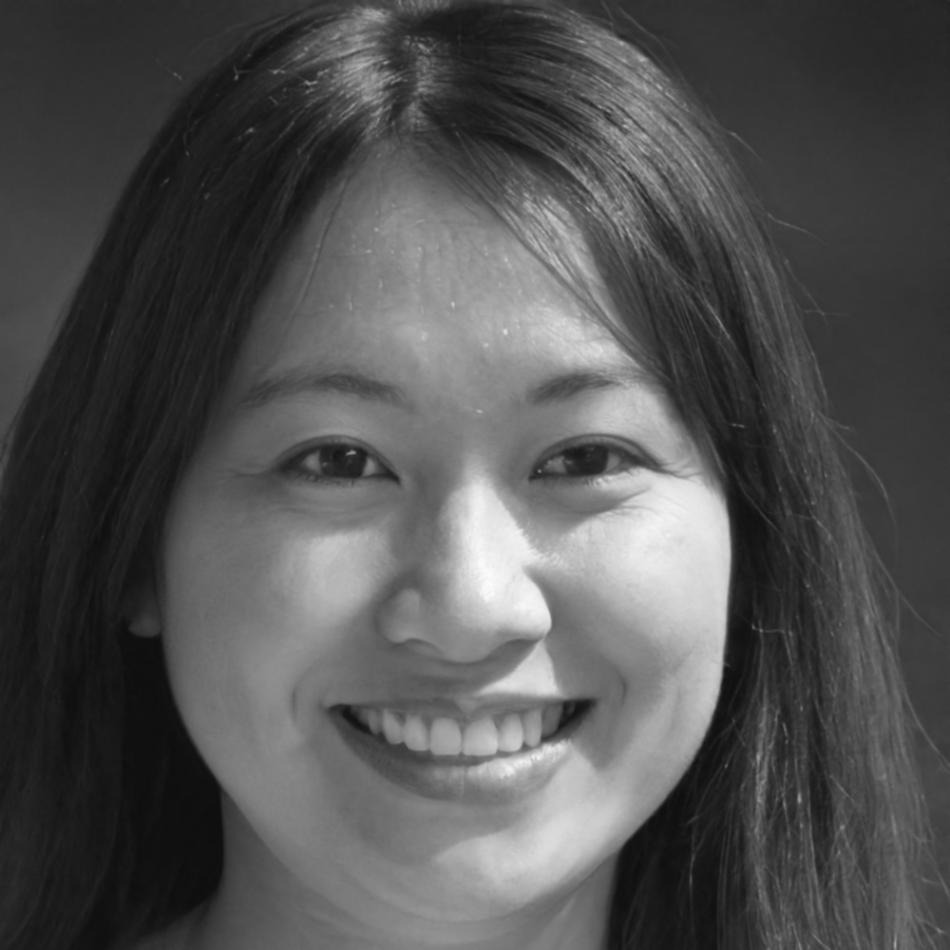 Candidata revisando materiales educativos